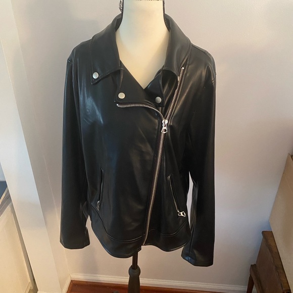 Torrid plus size 2 black faux leather moto jacket. Black - Picture 3 of 8